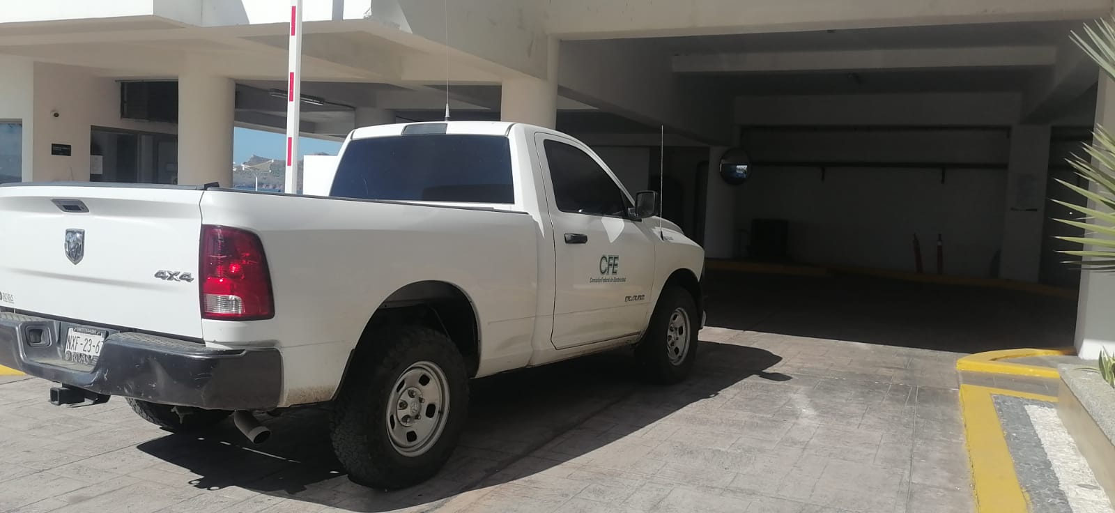 Personal de la CFE encuentra anomalías en  medidor de energía de hotel en Avenida Del Mar