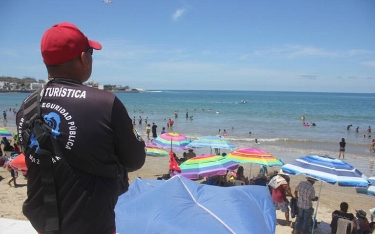 Policía acuática detiene a un sujeto ebrio que había sido rescatado del mar en el área de playa en Mazatlán