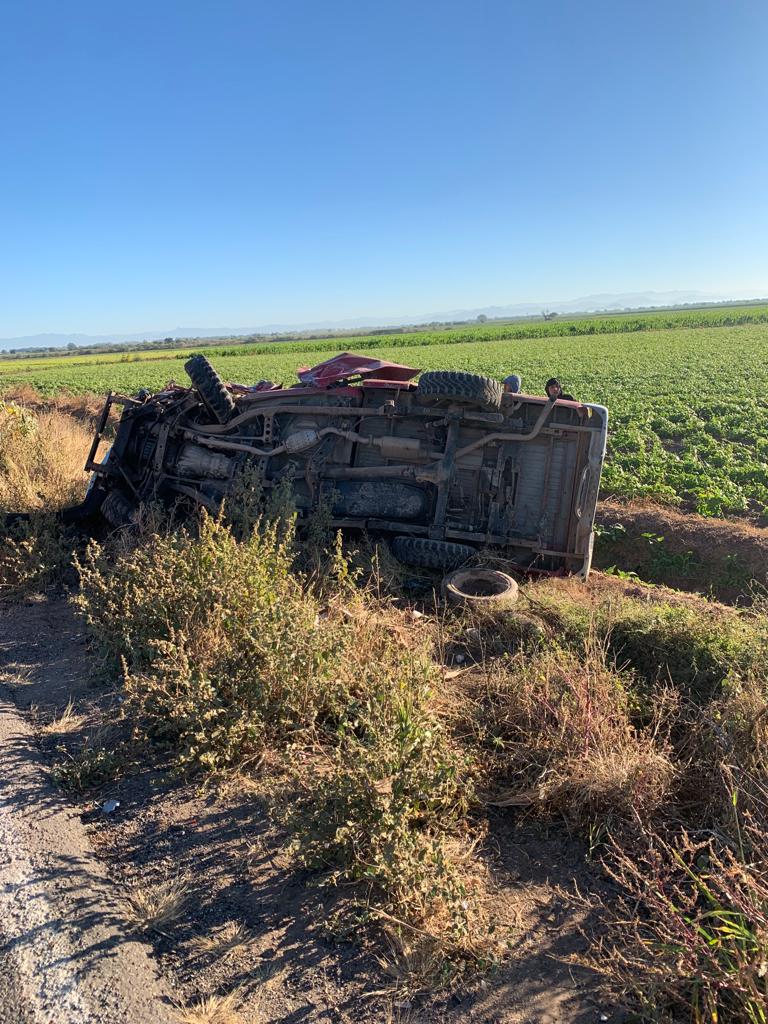 Por invasión de carril, dos camionetas chocan de frente en Guasave; dos personas resultan lesionadas