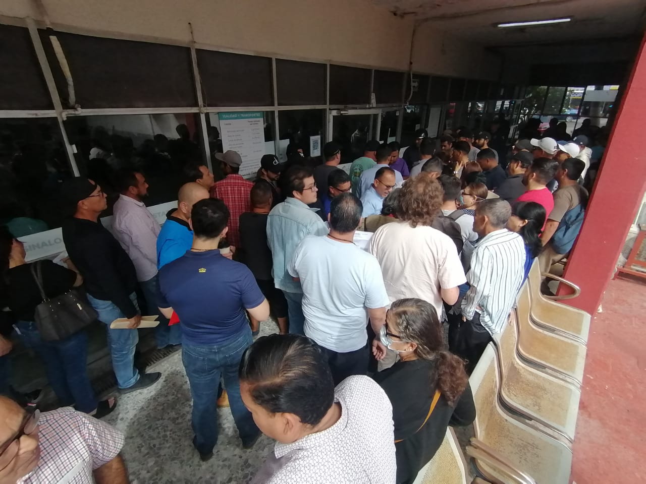 ¡Madrugan! Decenas de personas llegan a Recaudación de Rentas en Mazatlán a pagar sus impuestos