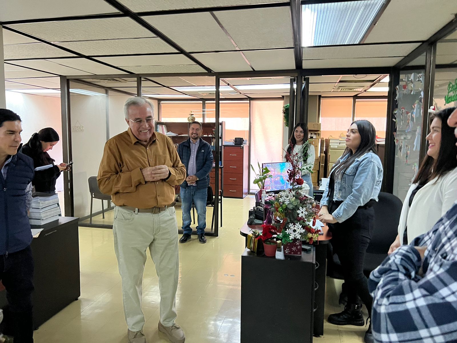 ¡De sorpresa! Rocha recorre Palacio de Gobierno y desea Feliz Año a los trabajadores