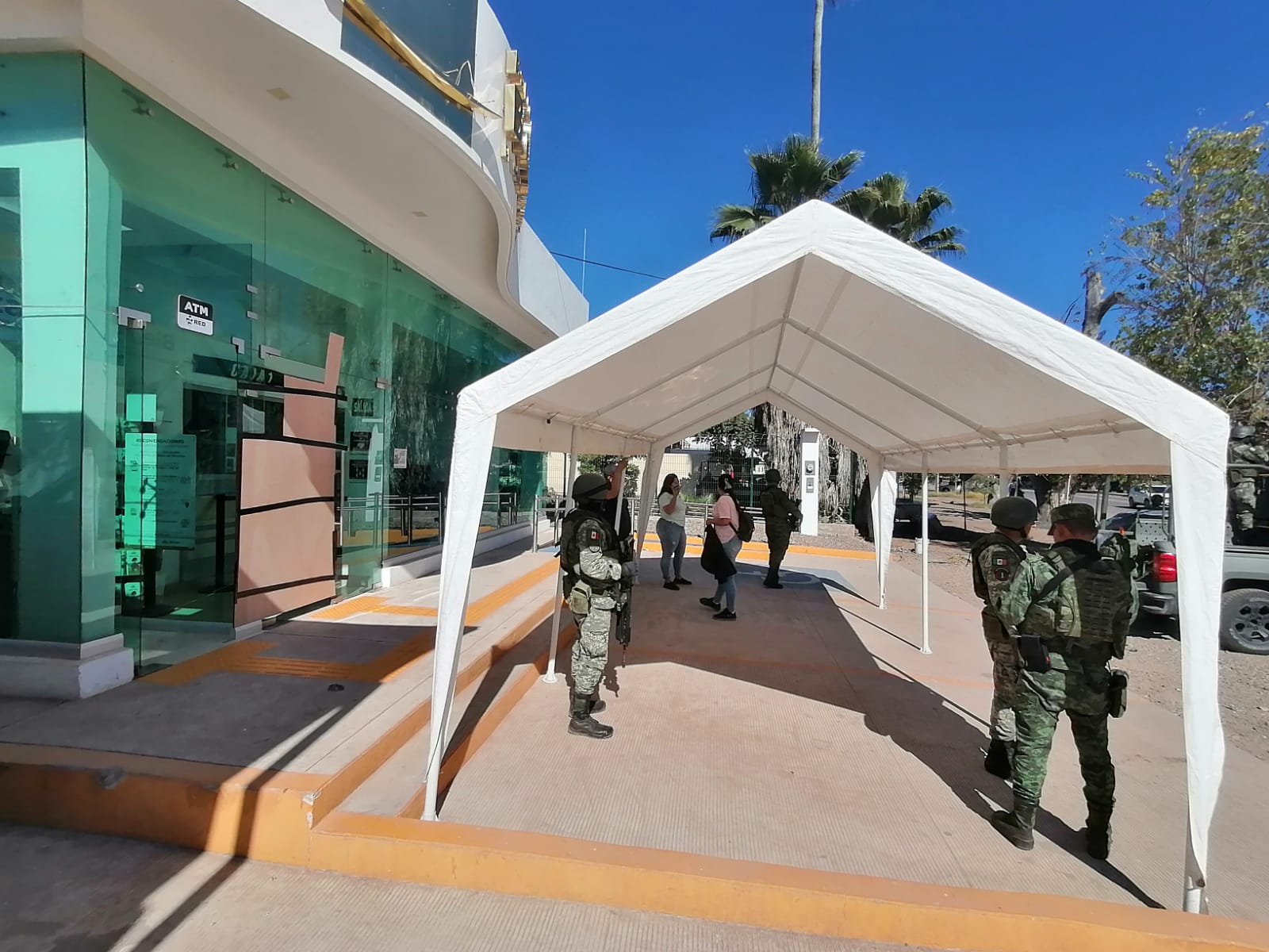 Rompen cristal del Banco de Bienestar en Angostura; no hubo robo