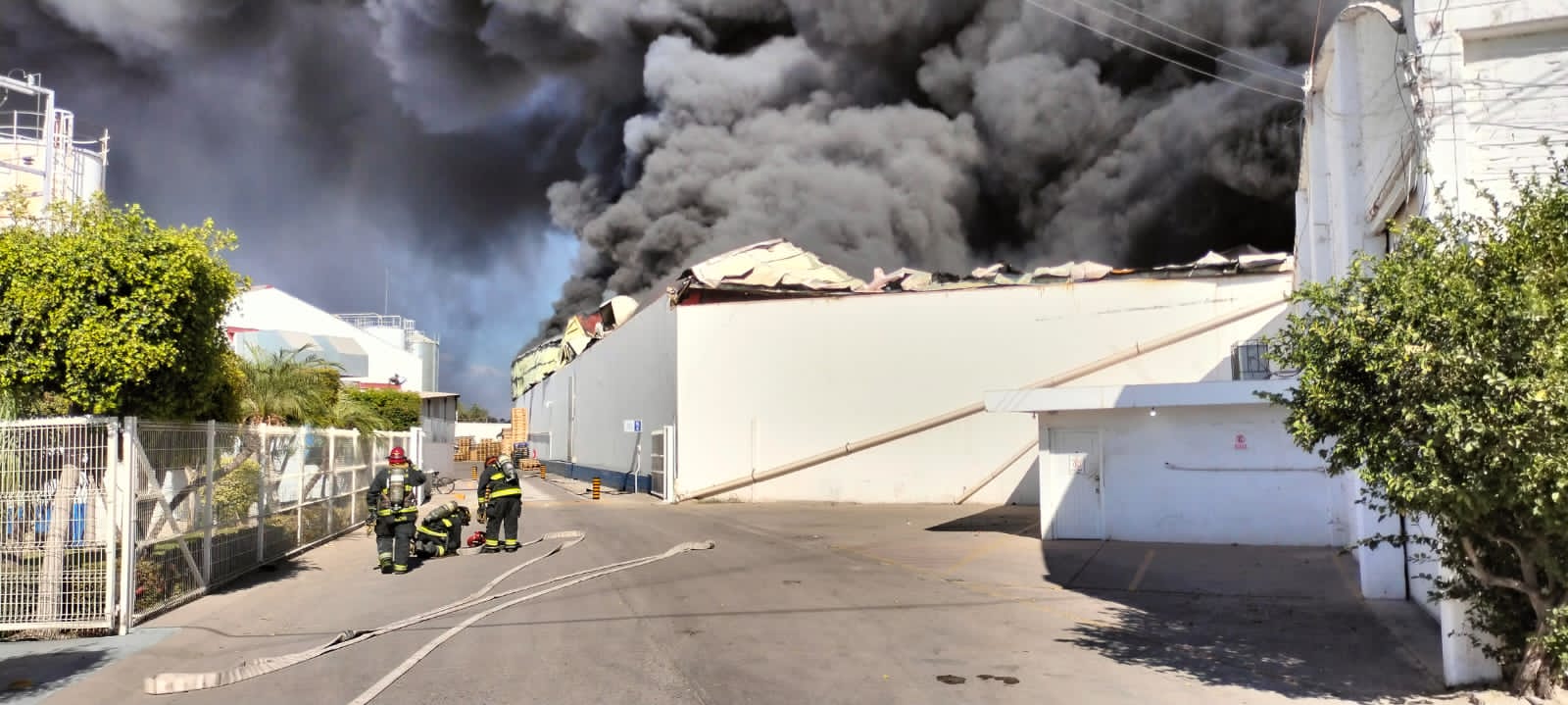 Se incendia bodega en la colonia Infonavit Las Flores en Culiacán