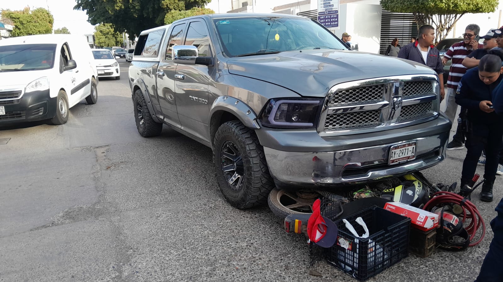 Se pasa un alto en Guasave y atropella a motociclista