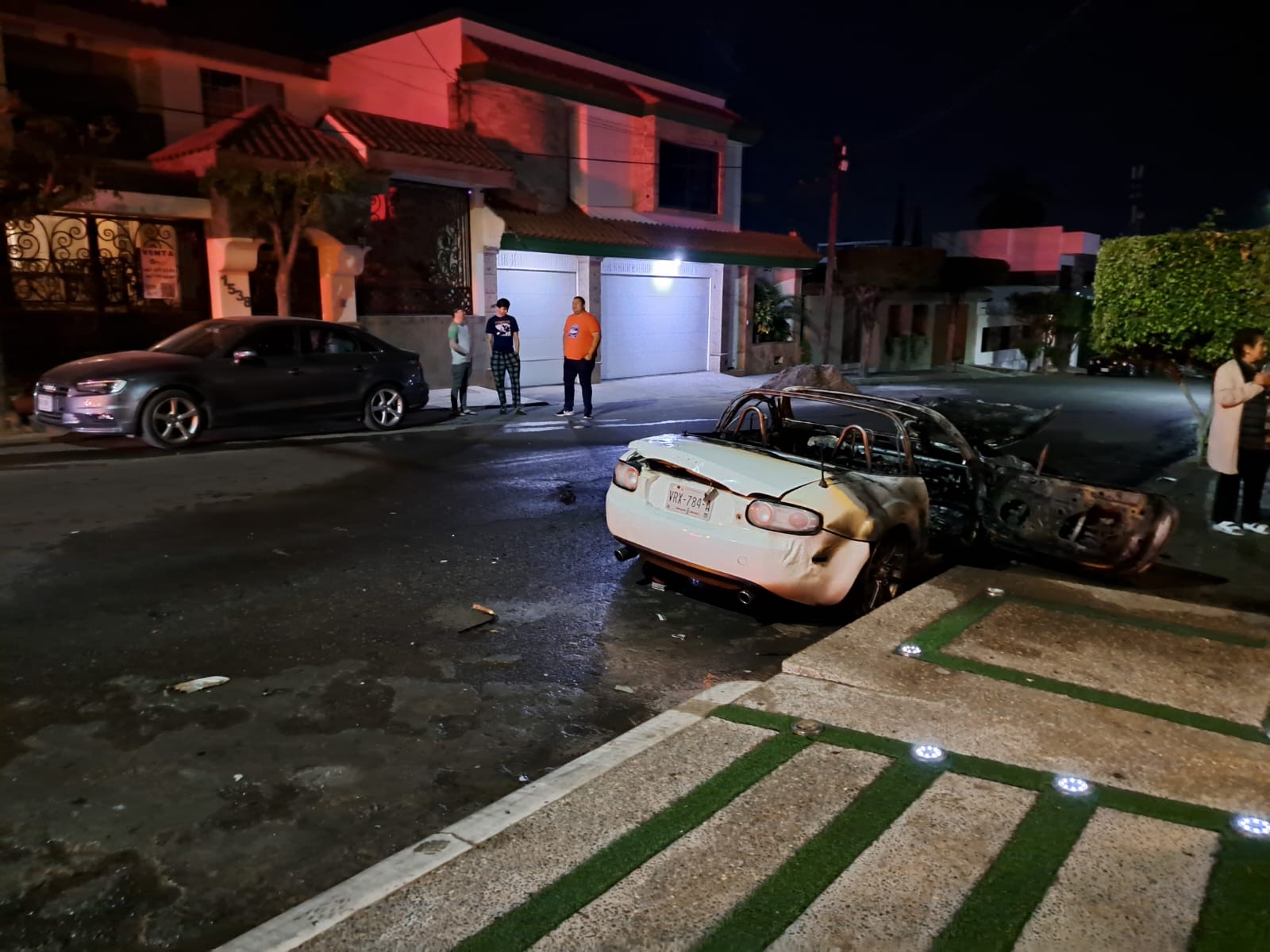 ¡Quedan en pérdida total! Se queman dos vehículos en diferentes puntos de Culiacán