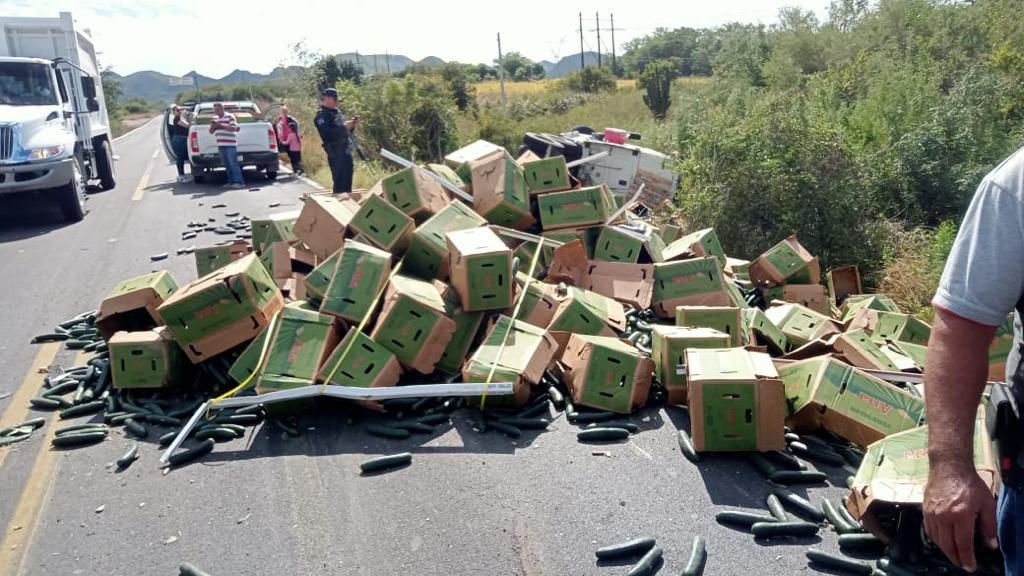 Se vuelca tráiler cargado de pepinos sobre la carretera Libre Mazatlán-Culiacán