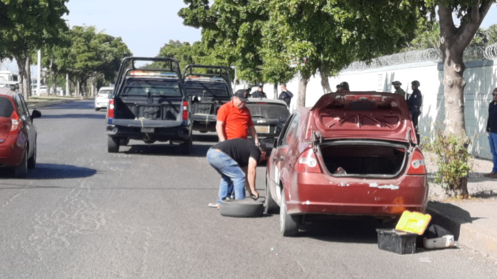Tiran ‘ponchallantas’ a las afueras del Cuartel Militar de Culiacán y alrededor de ocho automovilistas se ven afectados