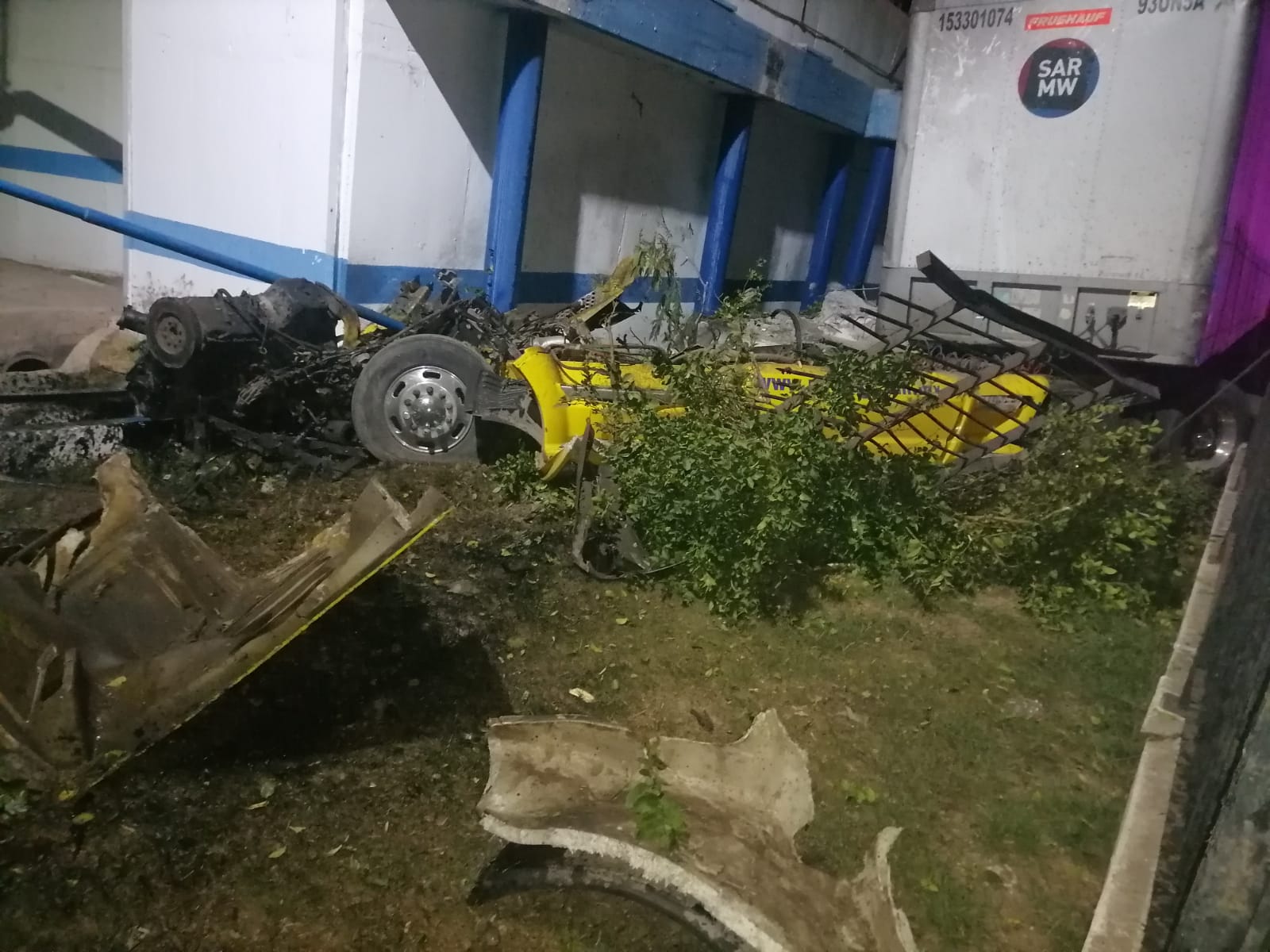 Tráiler choca y termina dentro una planta de Japama en la rua Los Mochis-Topolobampo