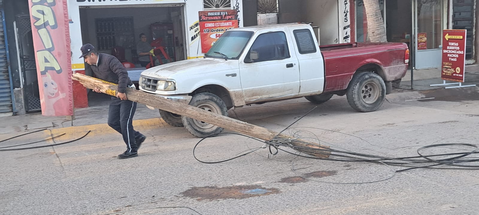 Tráiler tumba cables del telefonía en Guasave y lesiona a un hombre