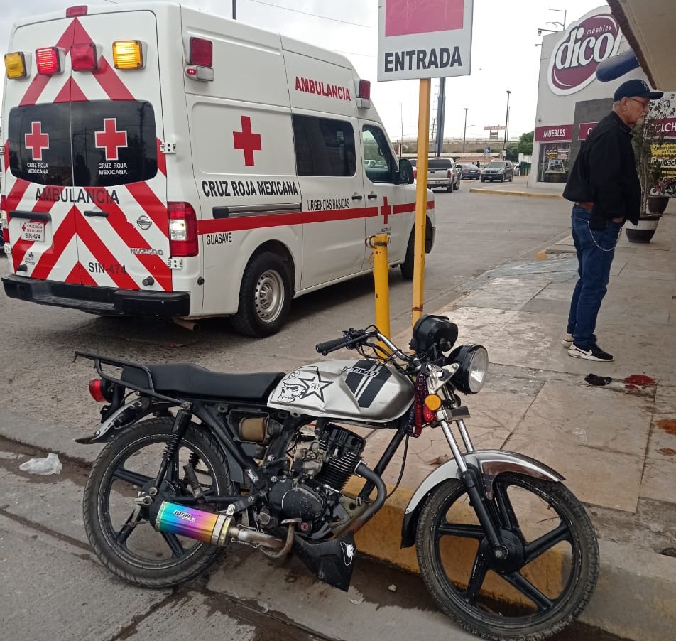 Tras circular por el carril contrario, motociclista es atropellado en Guasave y termina lesionado