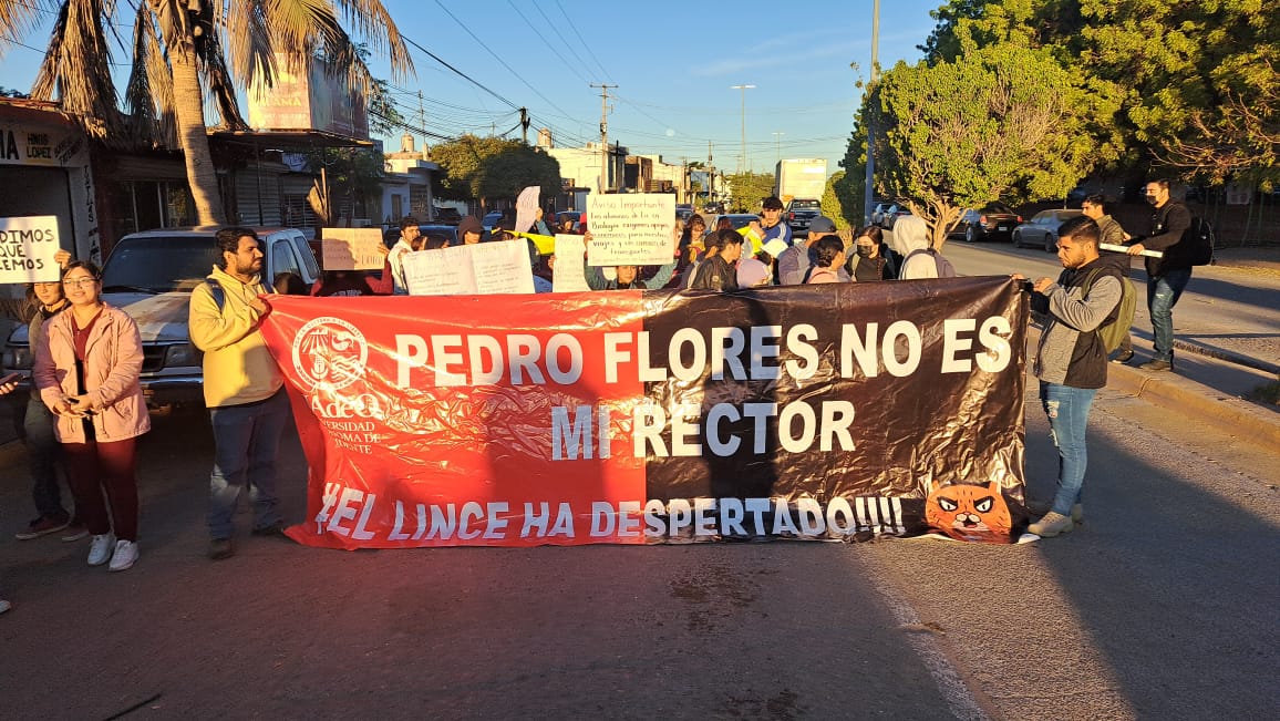 Al grito de ¡fuera Flores, fuera Sylvia Paz!; estudiantes de la UAdeO Guasave salen a las calles
