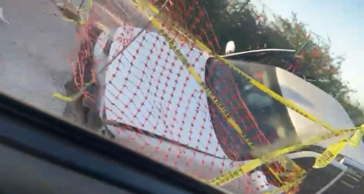 ¡Precaución! Vehículo cae a socavón en Santa Fe Culiacán; señalan varios carros han caído en la semana