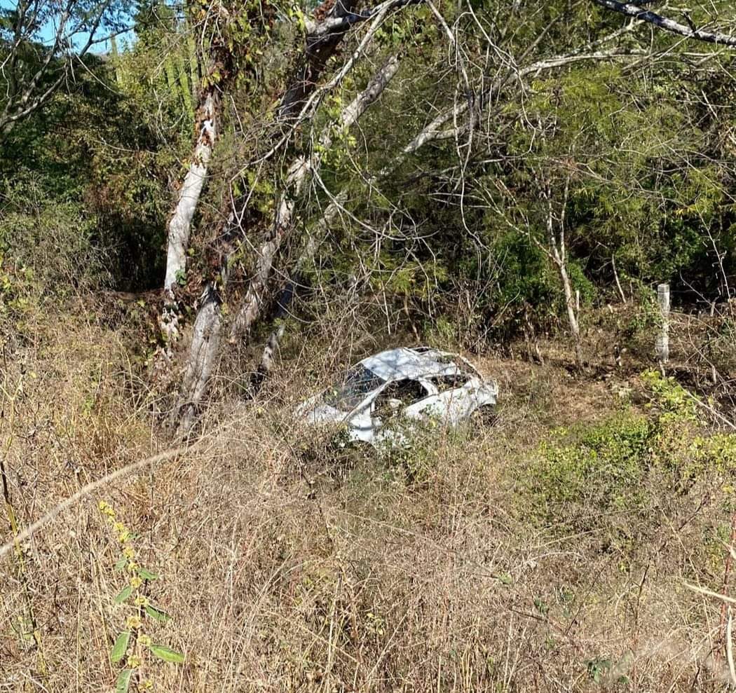 Vehículo se sale del camino sobre la libre Mazatlán-Culiacán y el conductor queda lesionado