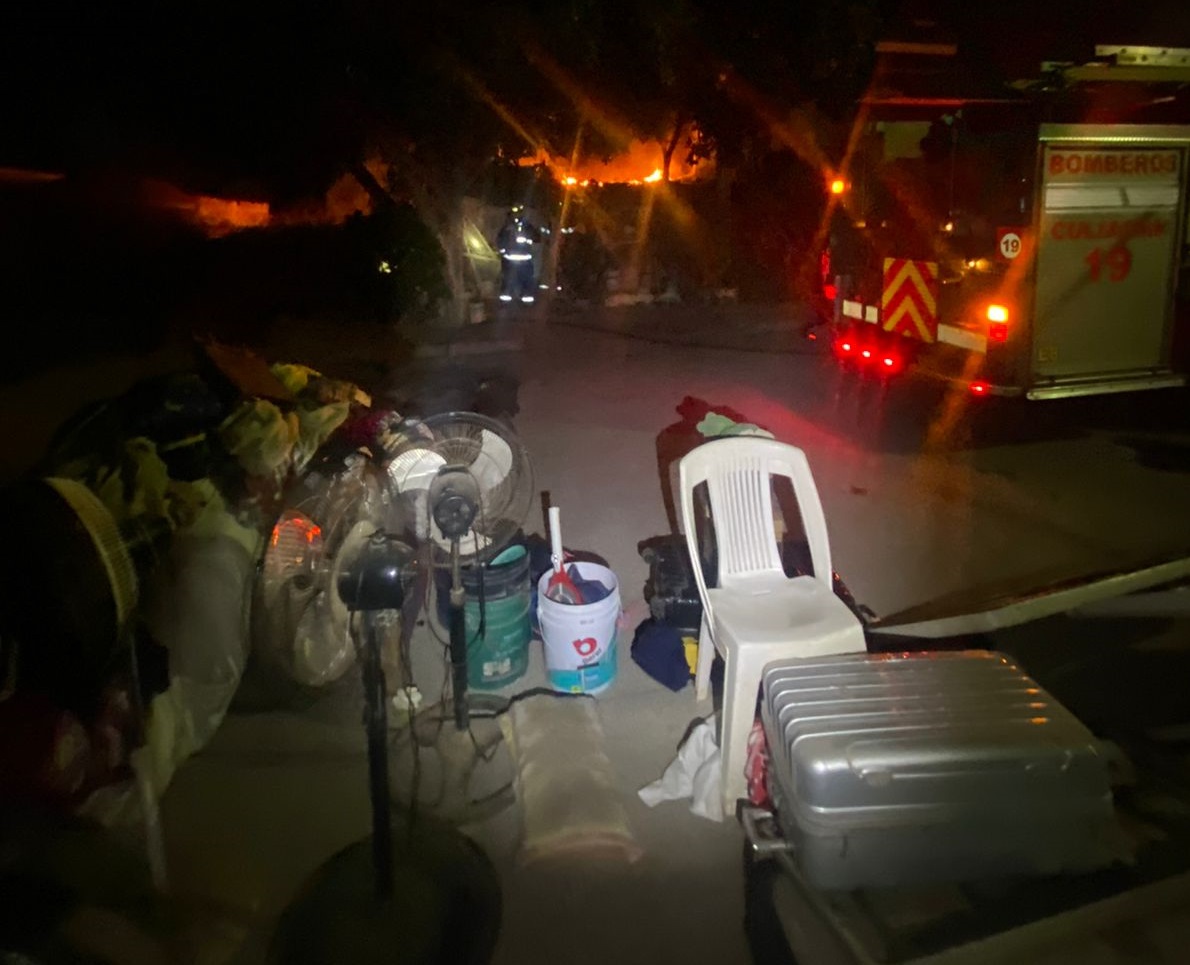 ¡Rescatan algunas cosas! Voraz incendio arrasa con humilde vivienda de lámina en Culiacán