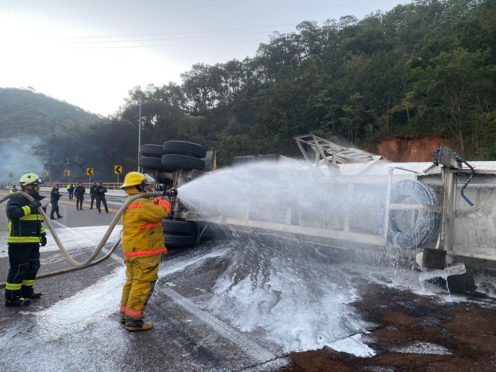 Vuelca tráiler cargado con combustible en la autopista Mazatlán-Durango; cierran la circulación