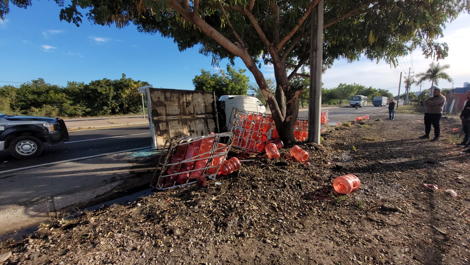 Vuelca camión cargado de garrafones de agua sobre la carretera al sur de Mazatlán