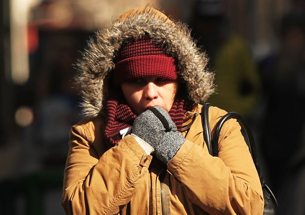 Mochitenses buscan calor bajo el sol, al sentir mucho el frío las primeras horas de este martes