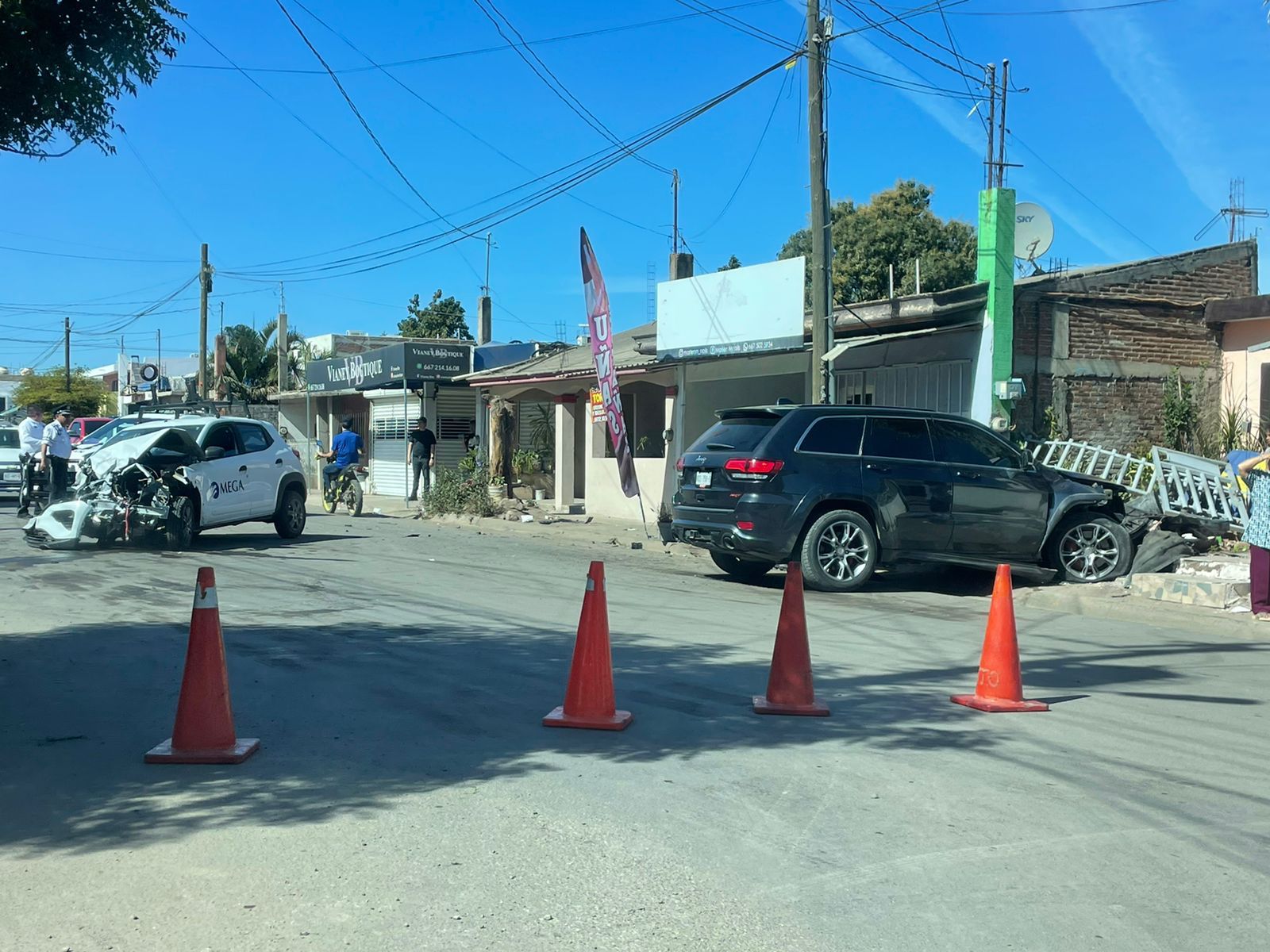 Aparatoso choque deja a personas heridas y una prensada en la colonia La Amistad, en Culiacán