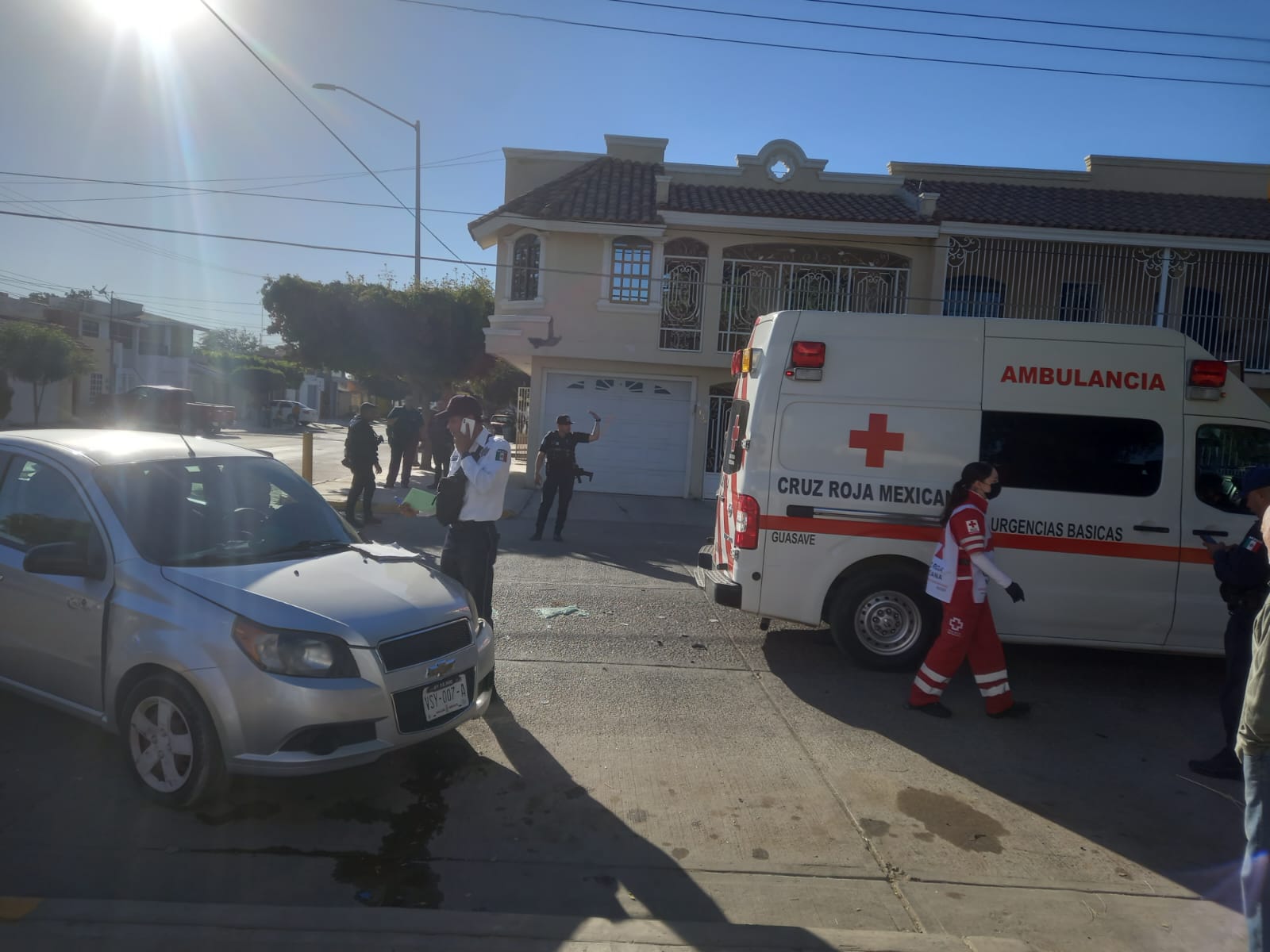Adriana y su hijo resultaron lesionados al ser impactados por un vehículo desconocido en Guasave