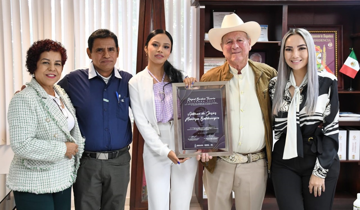 Reciben con honores en Angostura a Adilene Montoya, joven galardonada con el premio Rafael Buelna Tenorio