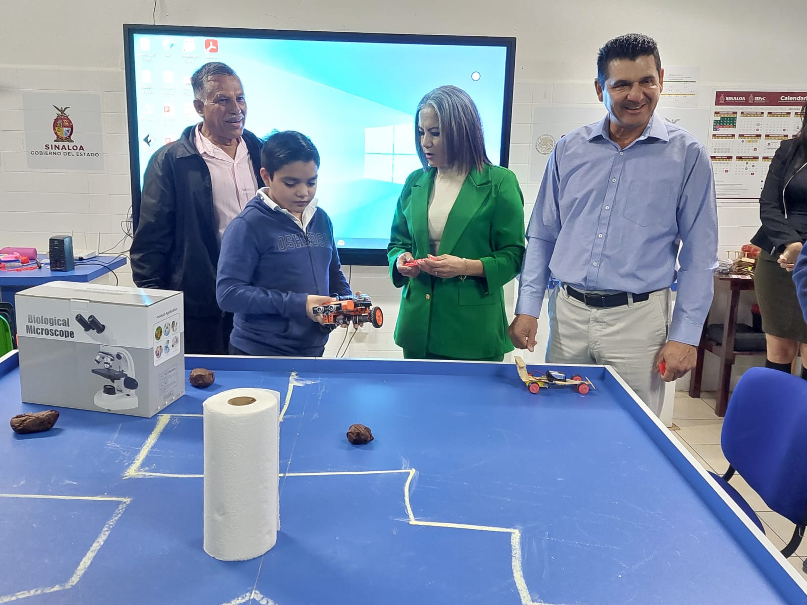 Impulsan la ciencia y tecnología en alumnos; alcalde Armando Camacho dona equipo microscópico a la Ford No 8