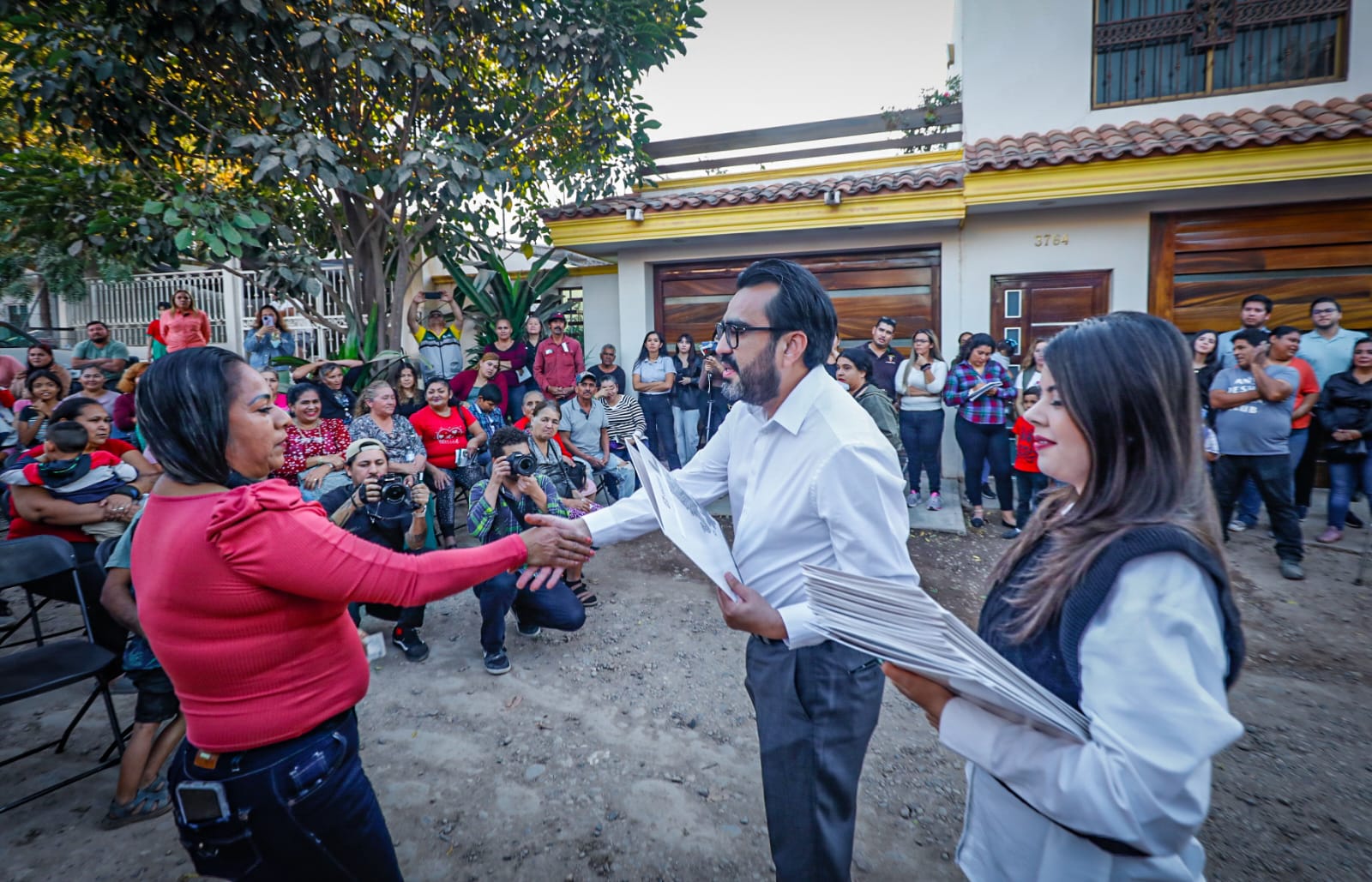 Gámez Mendívil entrega 87 títulos de propiedad más a familias culiacanenses