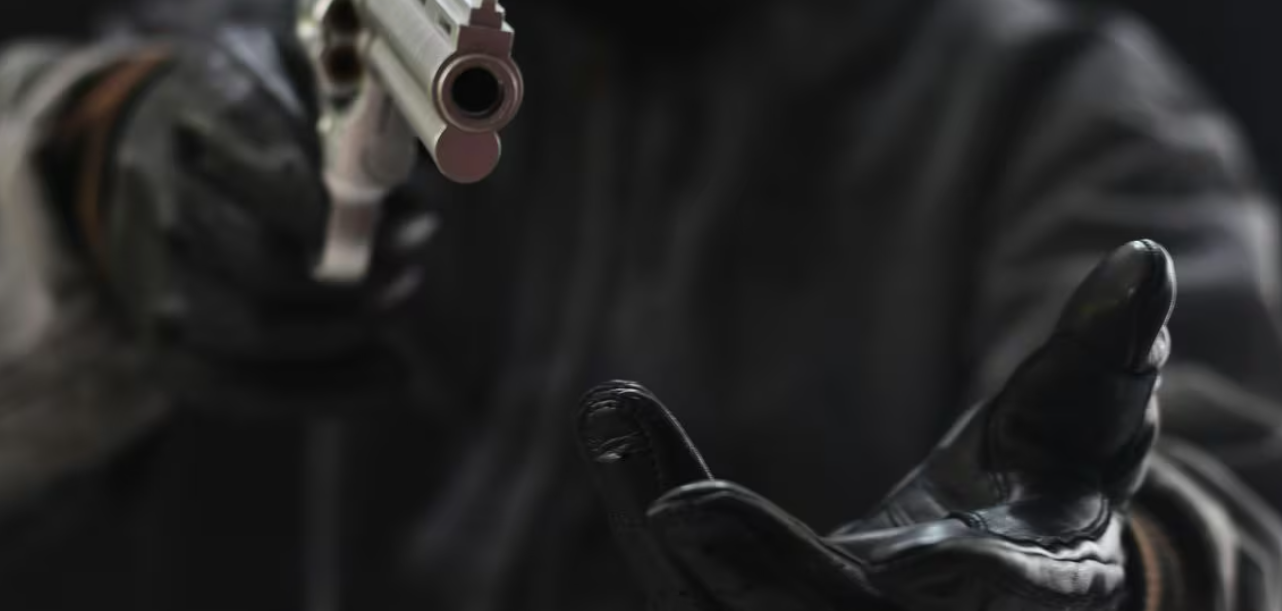 Hombre encapuchado y armado despoja de su bolso a una mujer con 30 mil pesos en efectivo, en Culiacán