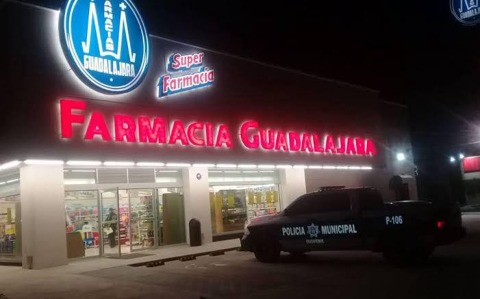 Sujeto con pupilentes azules asalta farmacia, en Culiacán