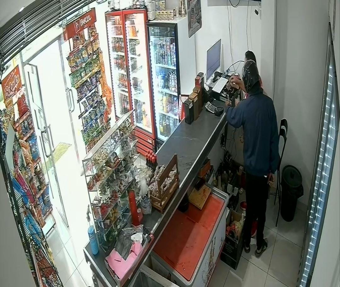 VIDEO. Con pistola en mano sujetos asaltan en un súper de la Tabachines 1 en Los Mochis