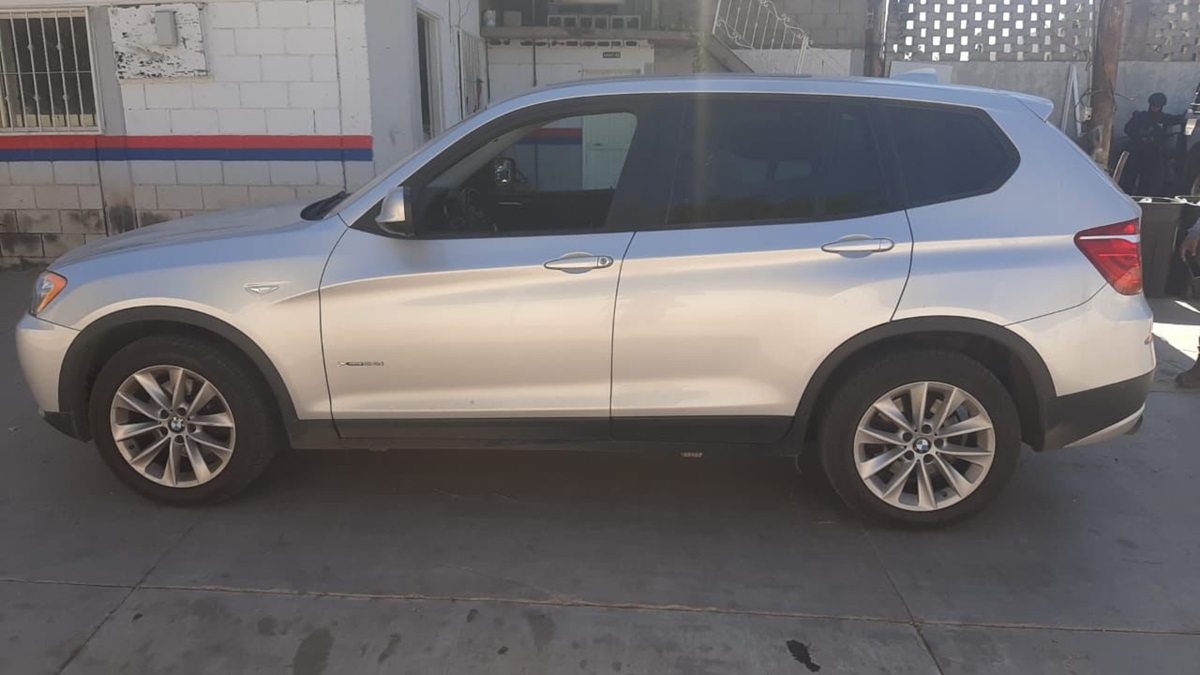 Aseguran policías estatales camioneta con placas sobrepuestas, en Culiacán