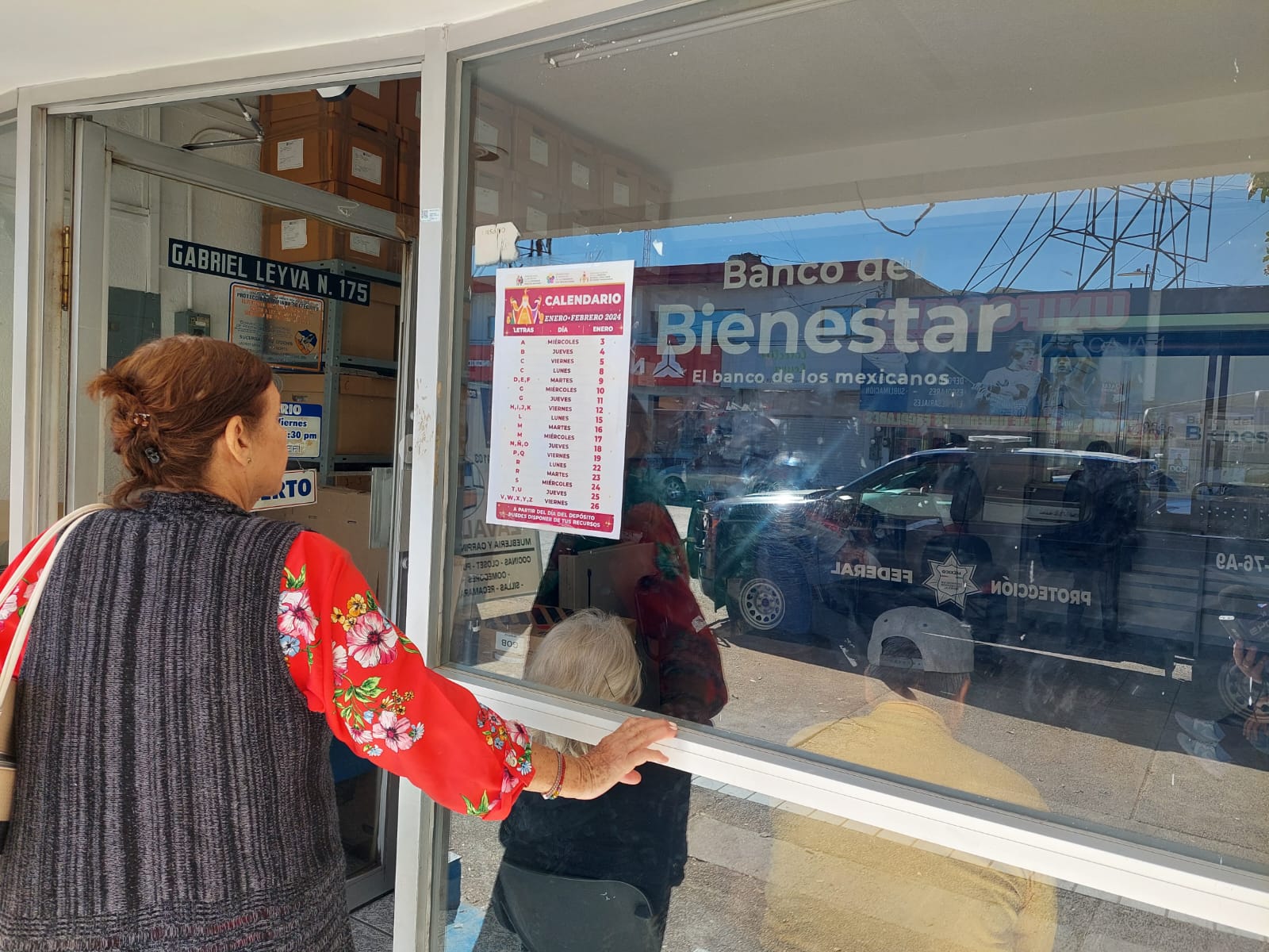 Pensión del bienestar ‘ahora sí alcanzará para comprar zapatos y ropa’, dicen adultos mayores