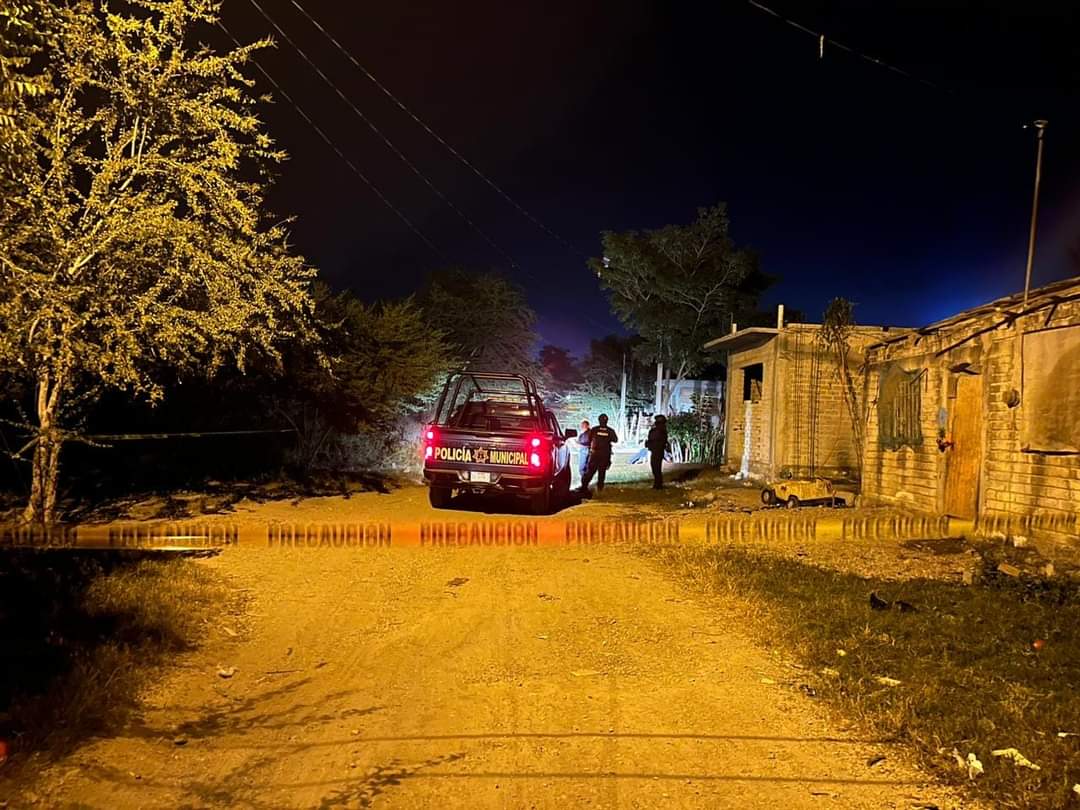 Hombre es asesinado con arma de fuego afuera de su vivienda en Escuinapa
