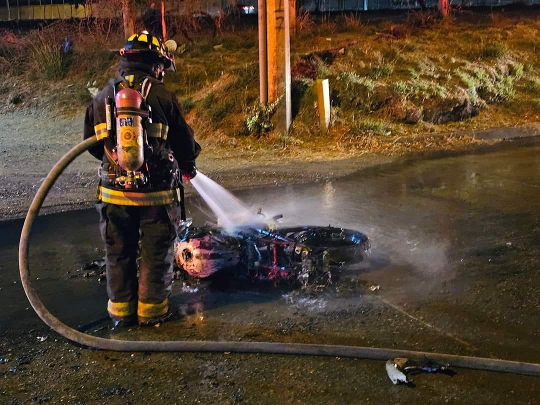 Se incendia motocicleta después de accidente vial en Avenida Santa Rosa en Mazatlán