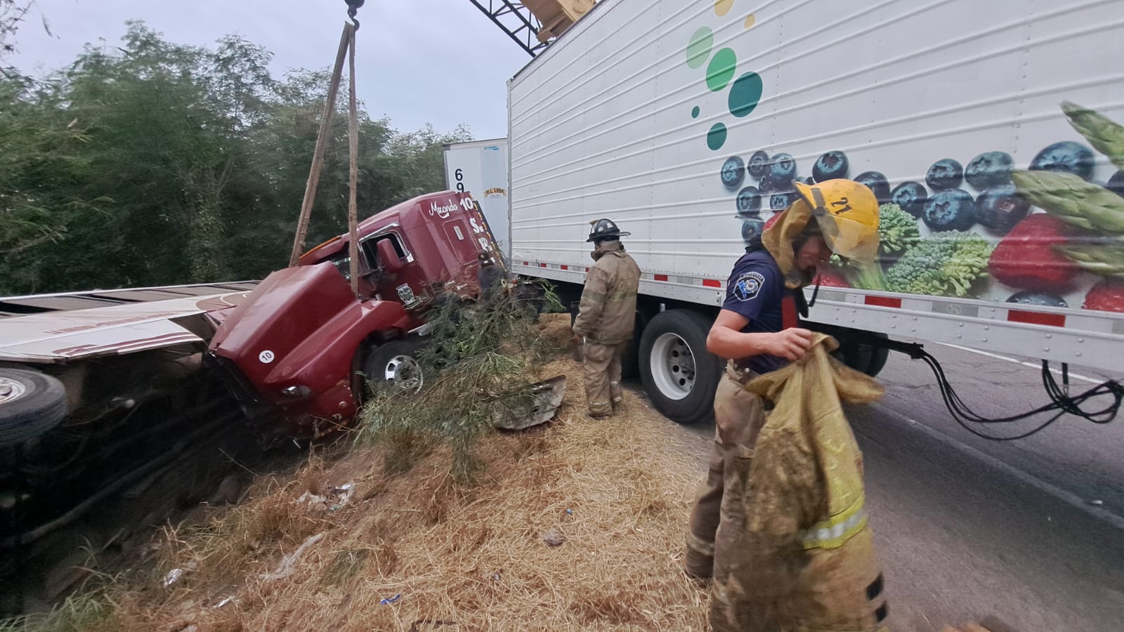 Un joven lesionado dejó un choque entre un autobús y tráiler sobre la México 15, en Guasave