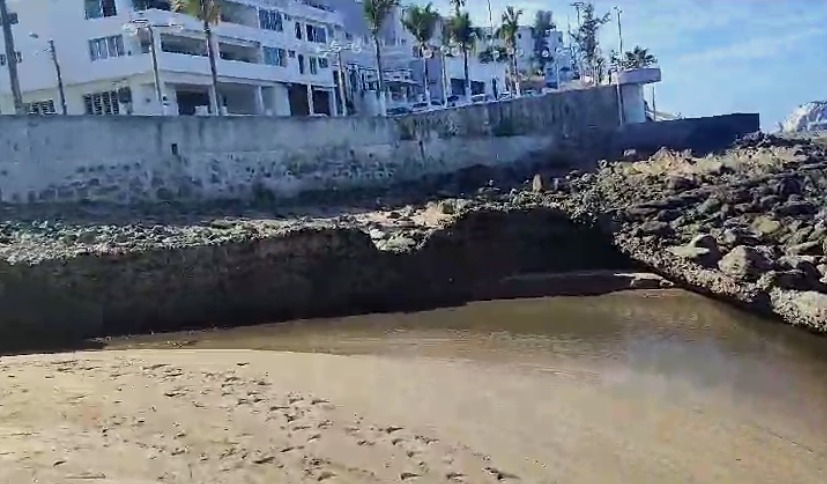 Brota agua del Colector Roosevelt en el Centro de Mazatlán, JUMAPAM se pone en alerta