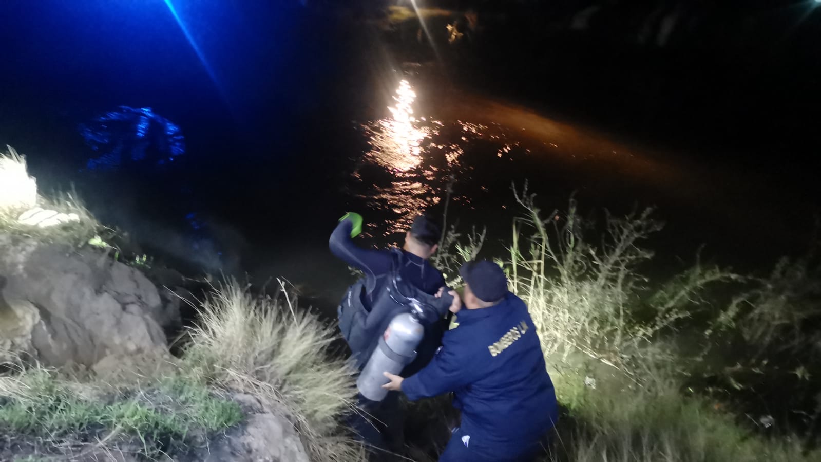 Motociclista choca contra un puente y cae a canal Sevelbampo; cuerpos de auxilio de Ahome lo buscan