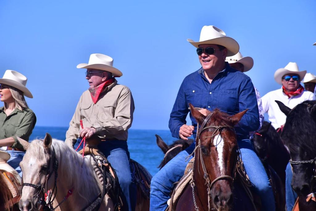 ‘Toda la vida lo hemos hecho’: Edgar González Zatarain saca sus dotes de jinete en Cabalgata de los Escobar