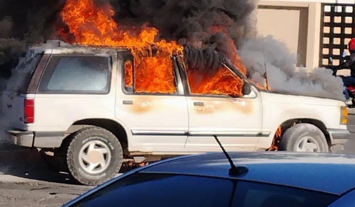 Arde vehículo sobre bulevar Río Las Cañas del fraccionamiento Jardines del Country de Los Mochis