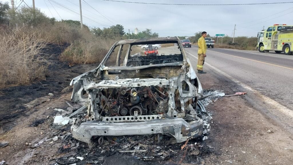 Incendio consume camioneta en la carretera libre Mazatlán – Culiacán en El Habal