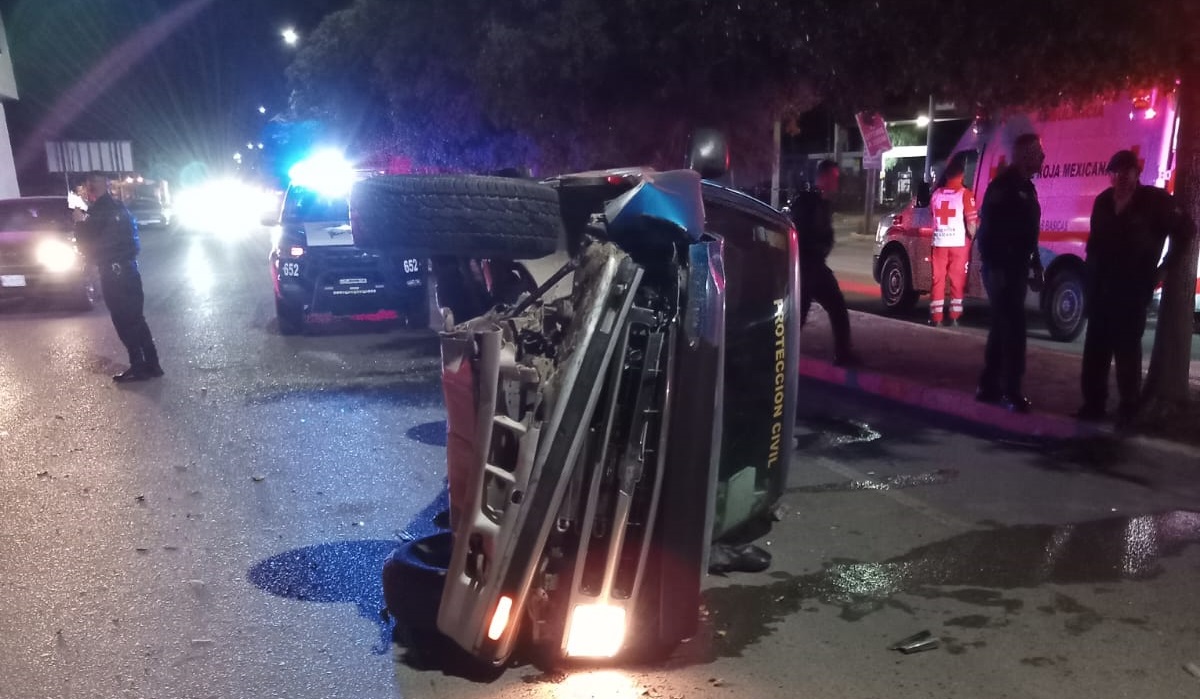 Camioneta termina volcada al impactarse contra tractor en Guasave