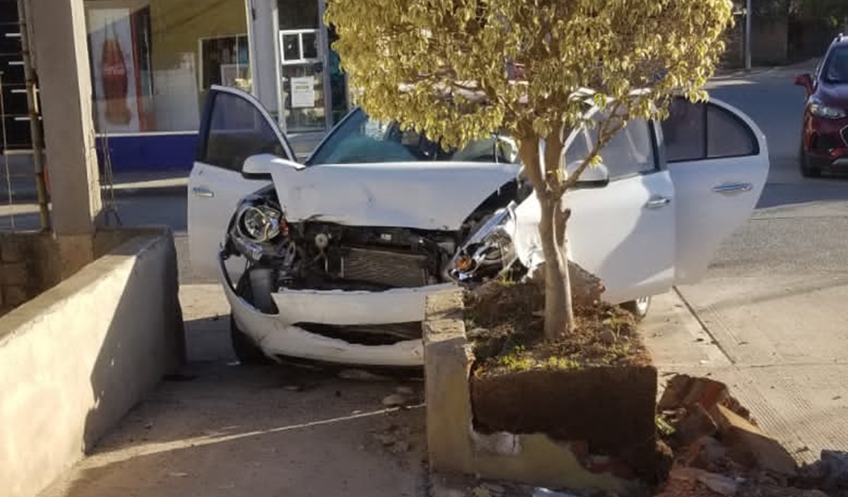 Camioneta se pasa un alto, provoca choque y se da a la fuga en Guasave