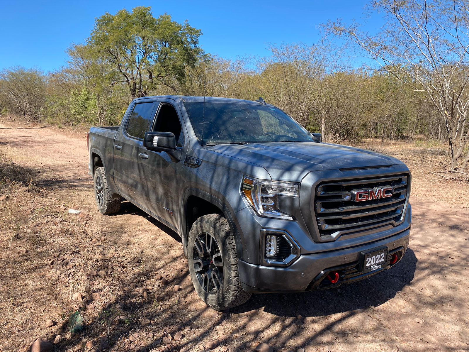 ¡La traían en Badiraguato! Recuperan camioneta Sierra 2022 robada en Culiacán