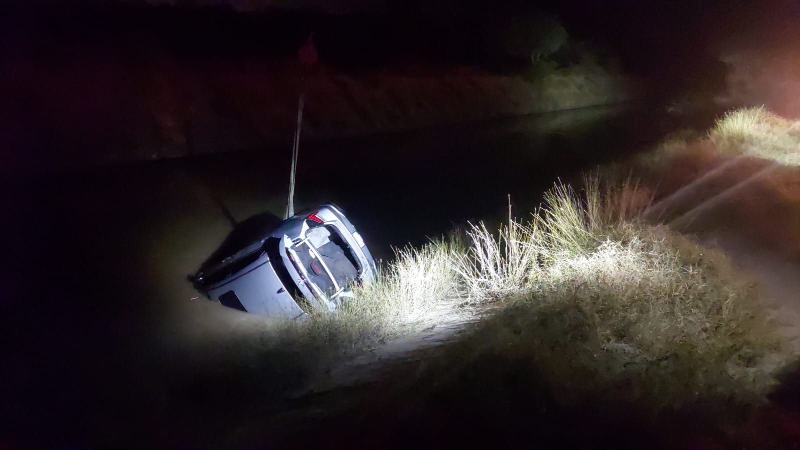 Joven cae en un vehículo al canal Humaya en Salvador Alvarado