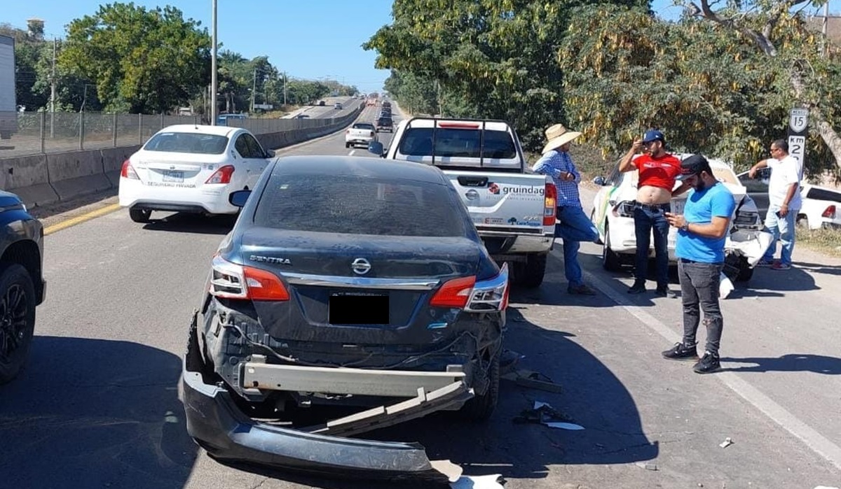 Se registra carambola sobre la carretera México, en Mazatlán
