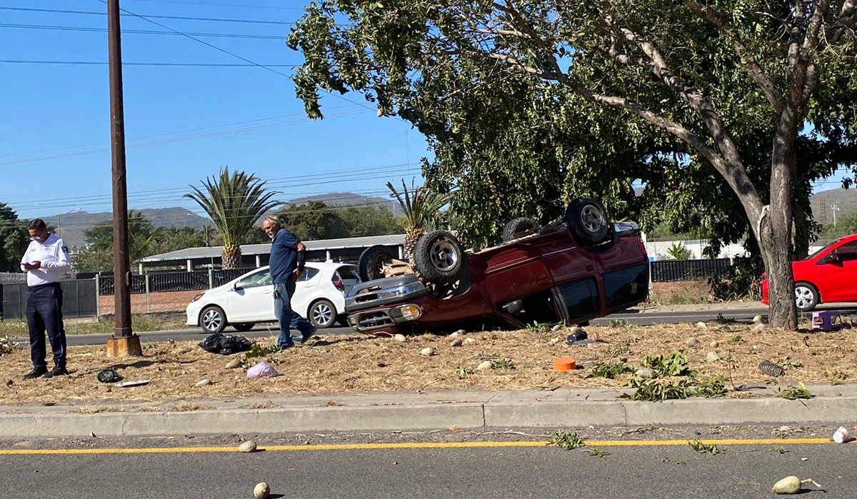 Chocan tráiler y camioneta frente al penal El Castillo, en Mazatlán