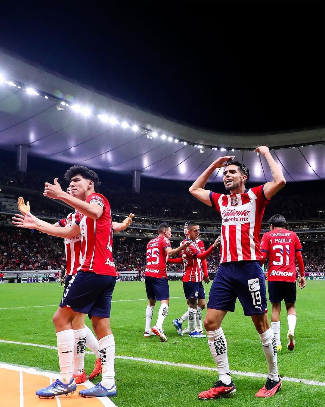 Con gol de vestidor, Chivas triunfa ante Toluca en el Akron