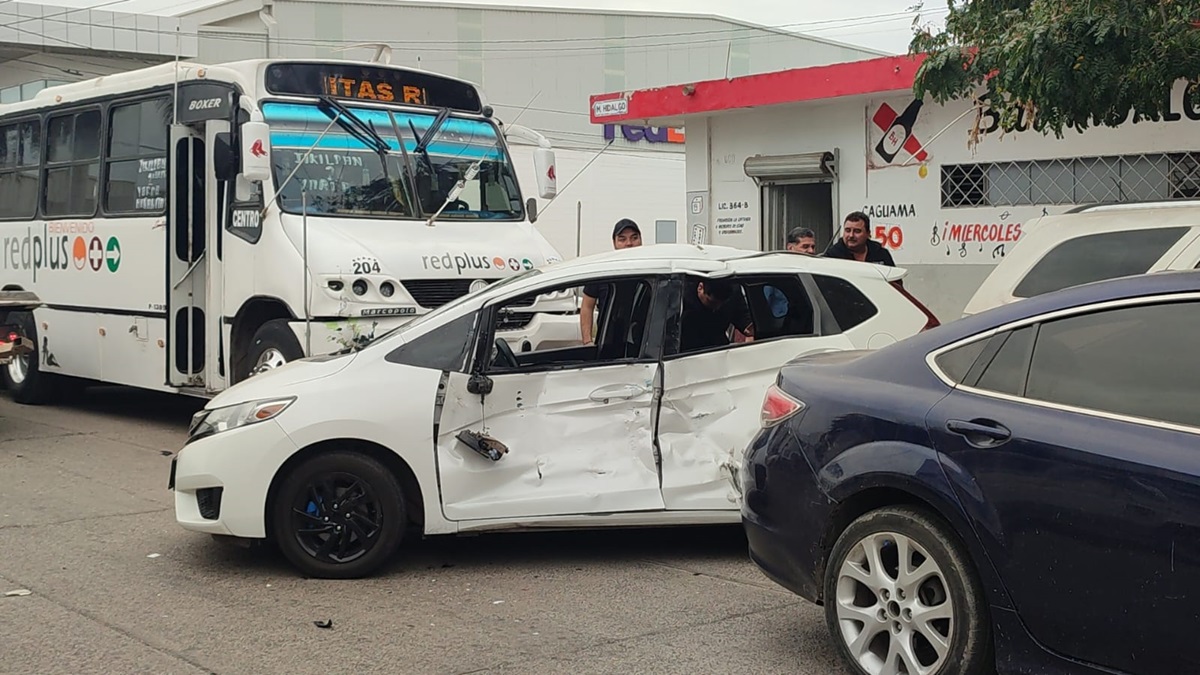 Dos personas lesionadas deja choque entre camión urbano y vehículo en Los Mochis