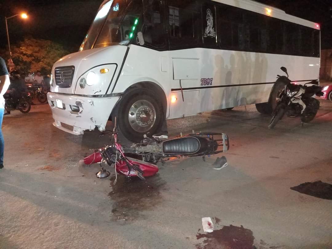 Chofer de camión urbano huye tras impactar a motociclista en una glorieta de Mazatlán