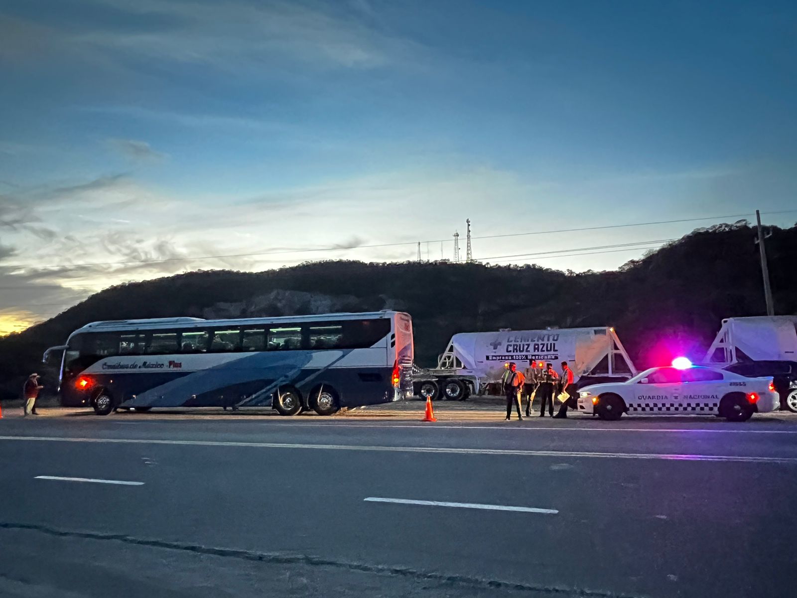 Choca autobús de pasajeros por alcance a una camioneta en Mazatlán