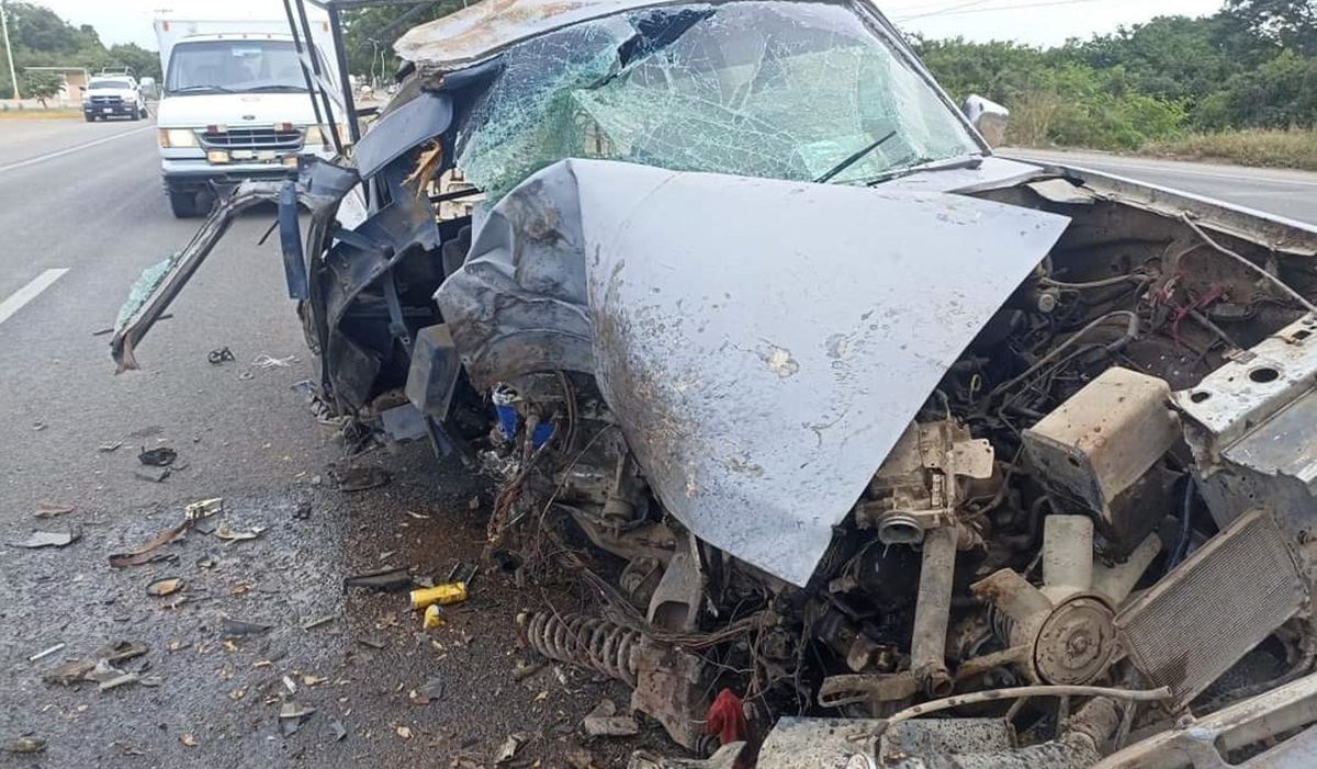 Hombre pierde el control y estrella su camioneta en camellón al sur de Mazatlán